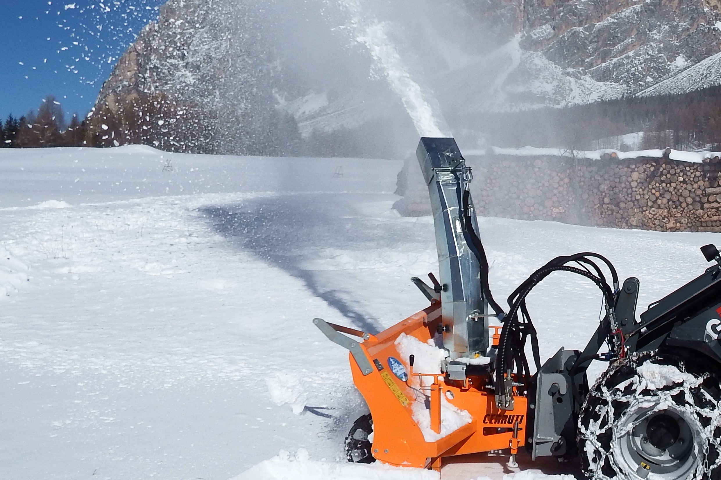Turbina da neve Cerruti al lavoro, getto di neve ad alta gittata in ambiente di montagna